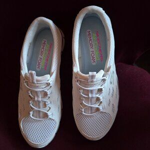 NWOT - White Sketcher's Sneakers